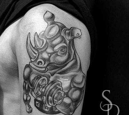 手握运动器材正在锻炼的黑白3D犀牛纹身图片