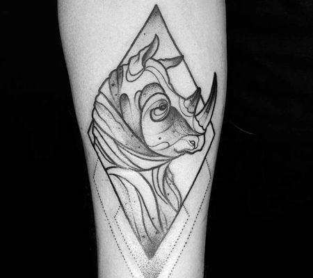 手臂几何元素黑白犀牛纹身勾线图