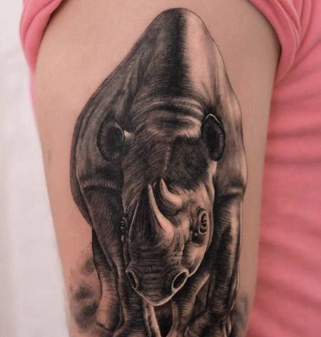 向前走来的素描3D犀牛纹身图片