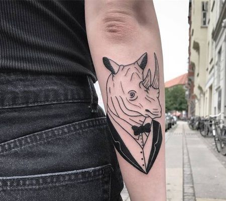 穿着西装打着蝴蝶结的黑色犀牛纹身图案