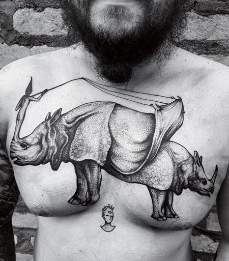 胸部两头黑白犀牛创意纹身图片