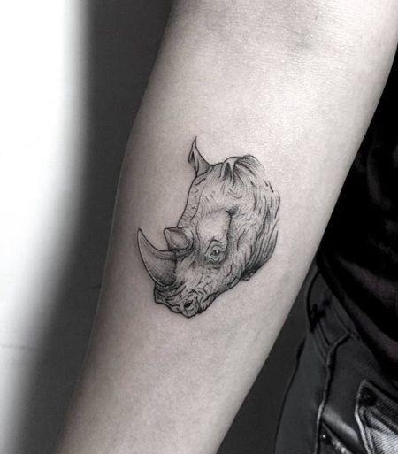 前臂内侧黑白色犀牛头纹身图案