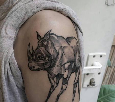 胳膊墨色犀牛纹身图片
