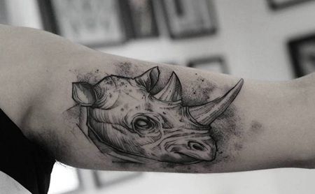 胳膊部位黑白色素描3D犀牛纹身图案