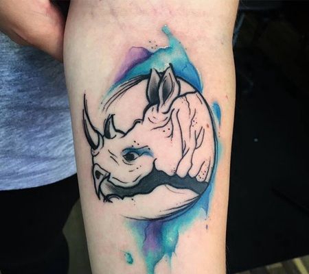 创意水彩犀牛手臂纹身图片