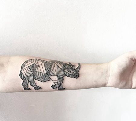 正在走路的几何形黑色犀牛手臂纹身图片