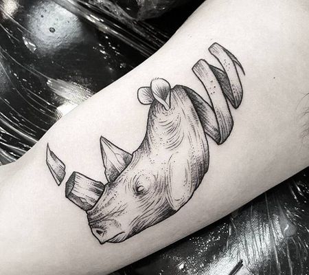 脖子似卷起来的飘带的创意犀牛黑白纹身图片