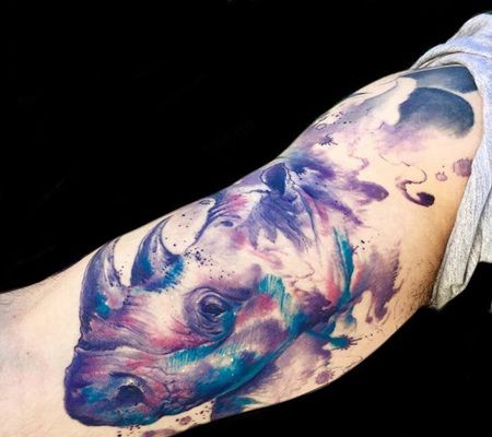 胳膊水彩元素的犀牛纹身图片