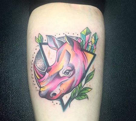 小腿部位彩色犀牛头与树叶纹身图片