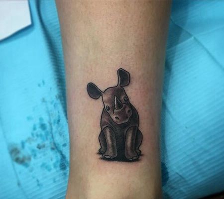 萌萌的小腿犀牛幼崽纹身图片