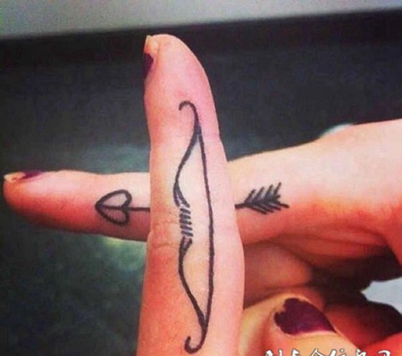 瞄准你的心，手指创意无限的弓箭图腾纹身