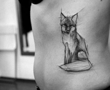 在肋骨上有一个素描的狐狸纹身图案