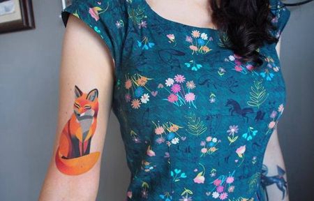 美女肌二头上漂亮的彩色狐狸纹身图案