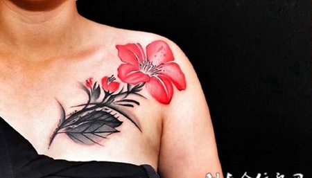 默然花开，美女锁骨处鲜艳花蕊纹身图案