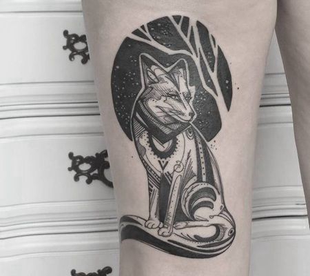 大腿部位一只扭头坐着的黑色狐狸纹身图片