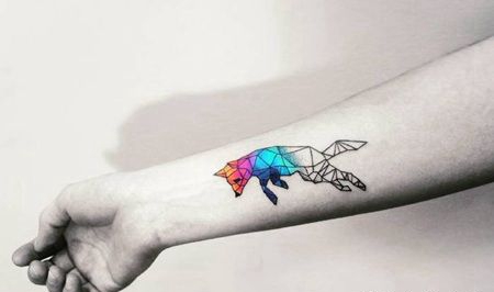 前臂上的彩色几何狐狸纹身图案