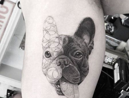 伸着舌头的黑白脸斗牛犬纹身图案