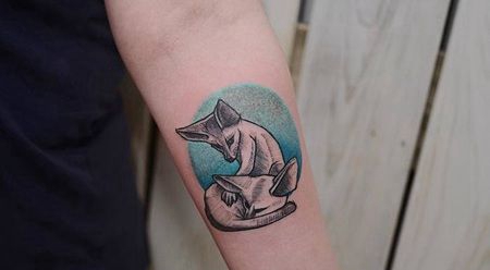 手臂上两只黑白色3D狐狸纹身图片