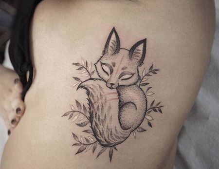 肋骨上一只可爱的小狐狸纹身图片