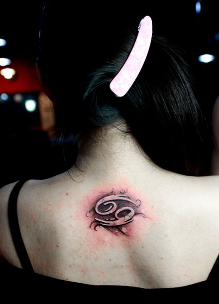 美女背部巨蟹座纹身图案