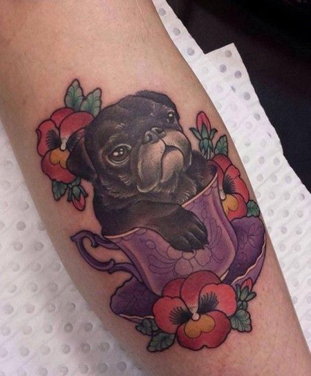 卧在茶杯里面的3D巴哥犬纹身图案