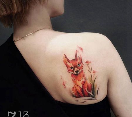 后面肩膀一只可爱的红色狐狸坐在一朵花旁边纹身