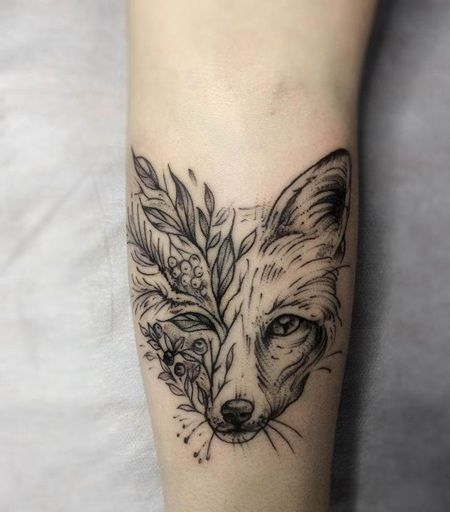 由树叶组成半边脸的黑色狐狸手臂纹身