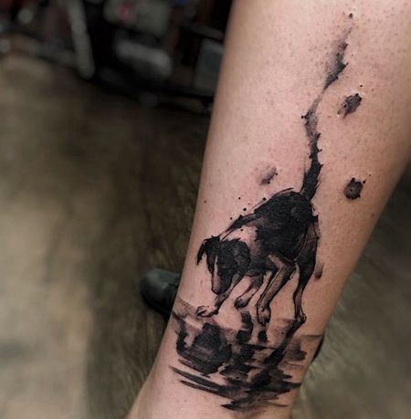 小腿处一直水墨柴犬与水中自己的影子纹身图片