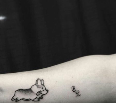 手臂上一只柯基追骨头的纹身勾线图