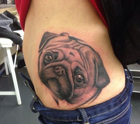 肋骨处一只表情可怜巴巴的巴哥犬3D纹身图案