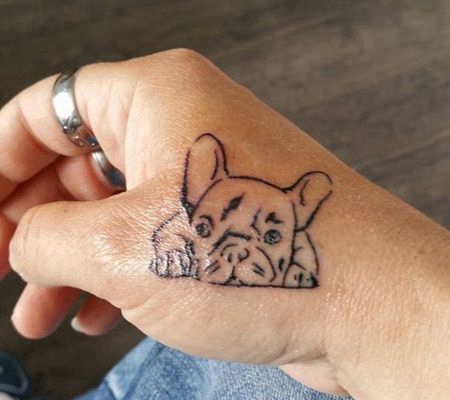 手背一只趴着的斗牛犬幼崽纹身勾线图