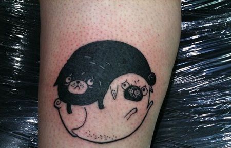 可爱的两只狗组成太极阴阳形状的纹身图案