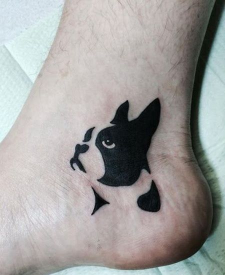 纯黑色斗牛犬仰望天空纹身图案