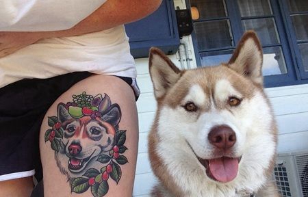 棕白色哈士奇与女主人大腿3D纹身图案对比