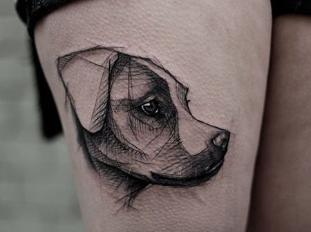 美女大腿上一只3D的黑色柴犬素描纹身