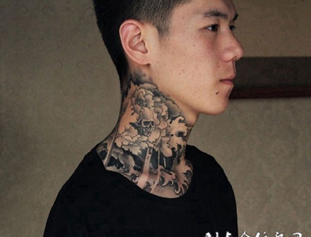 共存的美与丑，颈部牡丹骷髅个性纹身图案