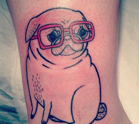 带着红色眼镜的肥胖巴哥犬纹身勾线图