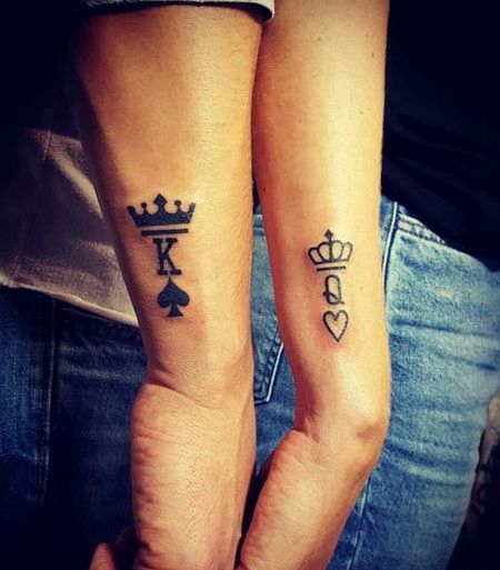 情侣手臂皇冠QK与心形勾线图与上色图纹身图案