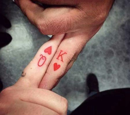 扑克QK与心形组合的手指情侣纹身图案