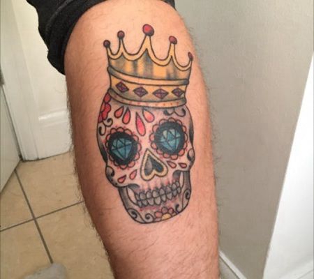 带着王冠的炫彩骷髅头纹身图案