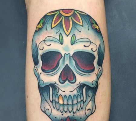 镶金牙的银灰色骷髅头纹身图案