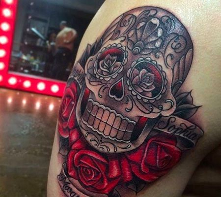 鲜红色玫瑰花与骷髅头混合纹身图案