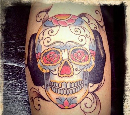 小腿肚子上一个彩色骷髅头的纹身图案