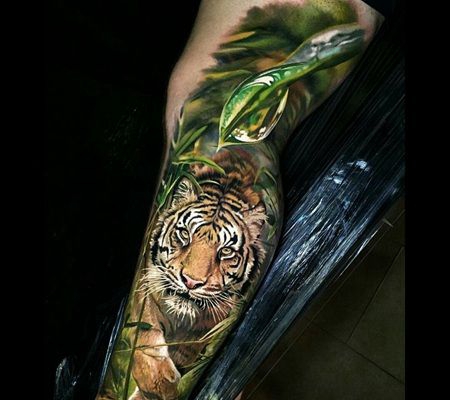 在草丛奔跑着的黄白黑3D逼真老虎纹身图案