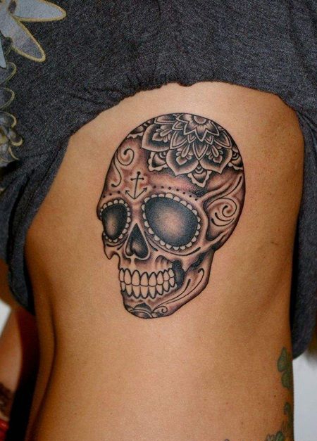 肋骨处骷髅头额头船锚头顶花纹身图案