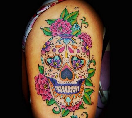 大腿处心形眼睛_小丑装饰的彩色骷髅头纹身图案