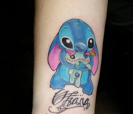 耷拉着耳朵抱着毛绒玩具的肥胖史迪仔纹身图案