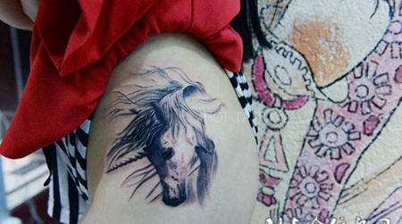 梦幻精灵，美女臀部独角天马素描纹身