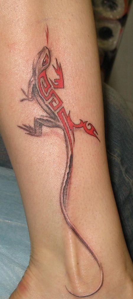 小腿创意红色浅黑色相间的蜥蜴纹身图案