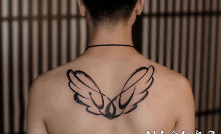 抽象艺术，后背简洁的翅膀泼墨纹身图案